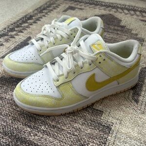 Nike dunks size 8